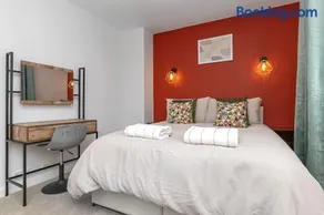 SPACIOUS STYLISH HOME, Foosball Table, FREE PARKING, Driveway, Garden & LAUNDRY ROOM, 2 DOUBLE BEDROOMS & LED Media wall - Image 4