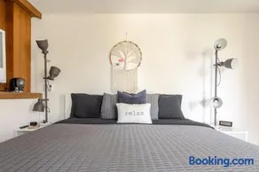 Modern 2 BR 2BA Biz Friendly Duplex with Fast Wi-Fi and Workspaces - Image 4