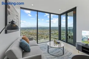Stylish 1BR Apartment in Broadbeach - Image 3