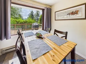 Treetop Retreat w Fire Pit - Image 2