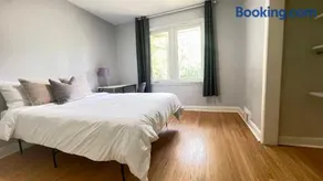 Cozy room With Shared Bath near Bayview York Mills - Image 4