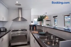 The Cottage at Lake Werona - Image 3