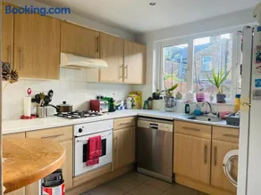 A lovely guest room in West London - Image 4