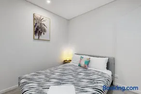 Urban Luxe Retreat - South Brisbane Boutique Apt w Free Carpark - Image 3