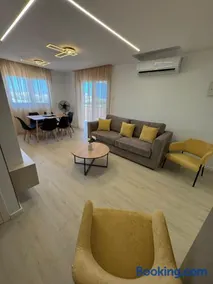 Trinity Breeze Renovated 2BR Close to Trinity Beach with Private Parking - Image 5