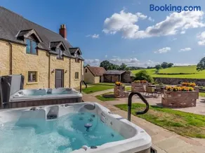 Henrhiw Farm House at Henrhiw Farm Cottages - Image 1