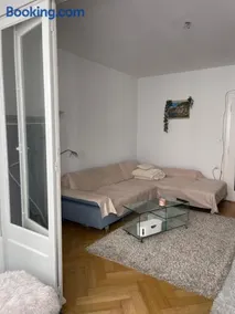 Salon lumineux avec TV et Canapé - Image 4