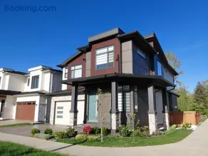 BRAND NEW LUXURY 4 Beds 4 baths Home Langley Perfect for Families and Groups - Image 2
