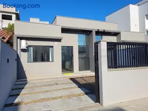 Casa com piscina e espaço gourmet 300m do mar - Image 2
