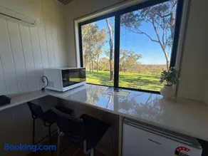 The Kookaburra - Bushland Views & Cozy Loft - Image 4
