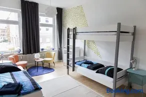 Stilvolle Altbauwohnung in zentraler Lage - Image 2