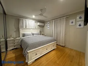 Scarborough Stays - Sleeps 8 by the Beachside - Image 4