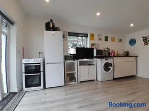 Butterfly Cottage Retreat - Private Studio Getaway - Image 2