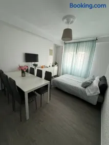 Amplio piso para 8 a 2 min de Playa Santa Marina, 3 habitaciones - Image 3