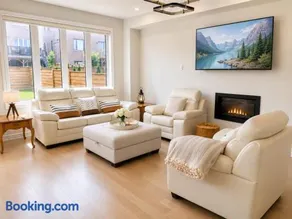 Luxury 4BR Aurora Home , Near Yonge , BBQ , Parking - Image 1