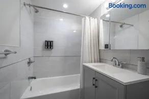 Modern Apt w Private Entrance Washer Dryer Free Parking - Image 2