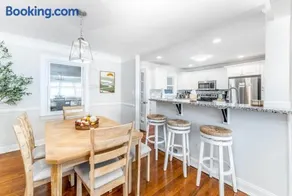 Ardmore Neighborhood Gem - pet and kid friendly - Image 5