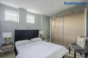 Luxury Private House, Sky TV, Netflix & Free Parking - Image 2