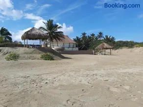 Luxury apartment with ocean view at the beach - Image 2