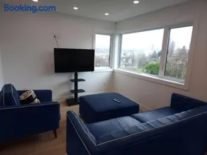 Vancouver Townhouse Getaway Modern 2BR with Balcony & Street Parking - Image 1