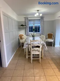 House in Mid Ulster - Sleeps 8 - Image 4