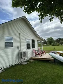 Sea breeze Retreat-Family-Friendly 3BR Waterfront Cottage with Private Deck - Image 3