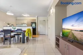 Resort Splendor - Top Floor Apartment in Cairns One - Image 3