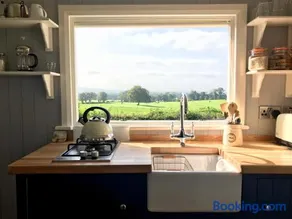 Sheelin Huts Blue, Hot-tub available From 1st April until 1st November - Image 3