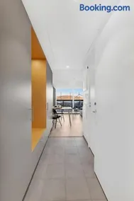 Modern Apartment near Airport - Image 2