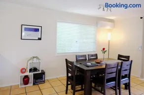 New Farm Escape Three Bedroom Home Free Parking - Image 3