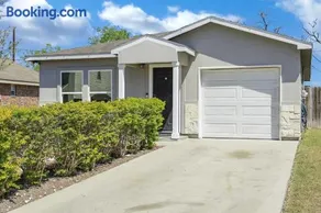 Cozy Home Near Outlets SPI Beach SpaceX Sleeps 9 Game Room Truck Parking - Image 1
