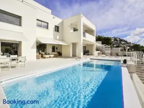 Villa avec jardin, internet haut débit et barbecue | Vue ville - Image 3