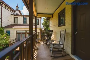 The Carriage House at The Hummingbird Inn, 2 King Suites, Free Parking, Historic Savannah - Image 3