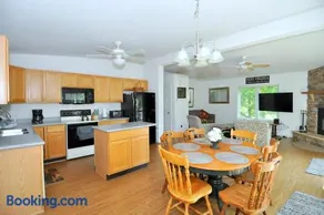 Cacapon Connected - Wifi, Fire Pit, Game Room, King Bed, Deck, Grill, Fireplace, Pet Friendly, Garage for mountain bike storage - Image 3