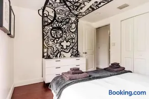 4BD 2BA - Black&White ArtBNB - Antique Row WPB - Image 4