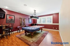 Luxury Family Estate Near PDX, Theater, Sauna & Game Room - Image 3