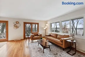 Well appointed Lakefront home - Image 1