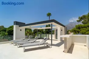 Ultra Luxury 5 Bedroom Retreat with Rooftop Solarium - Image 5
