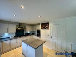 Kings Court Home - Image 5