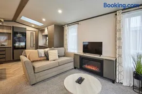 Elegant Lodge with Hot Tub - Image 3