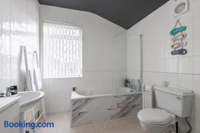 Testimony 3 Bedrm 2 bathroom Cozy Cushy Calm Home - Image 5