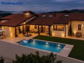 La Carrera, villa moderna con piscina privada en Mogro Cantabria - Image 1