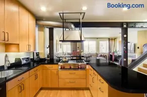 Two Bedroom, Two Newly Renovated Bathrooms, Deck - Image 2