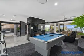 Bribie Island Waterfront Luxury Apartment - Image 5