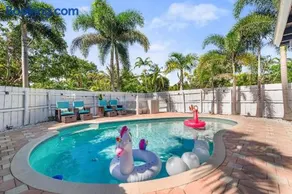 Chic Getaway Near Wilton Drive l Your Urban Escape - Image 2