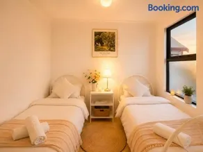 City Explorer Base 3BR&2 Floors&Walk to Mall & Airport Transit - Image 4