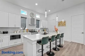 Pet-Friendly 2br L Private Baths L Stylish Stay - Image 3