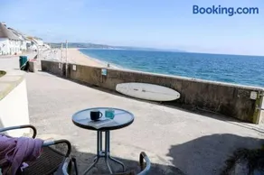 Beachfront Cottage with Sea Views & Coastal Walk - Image 4