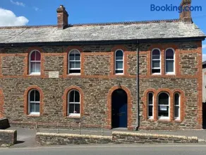 Victorian Police Station - flexible suite, self contained - Image 4