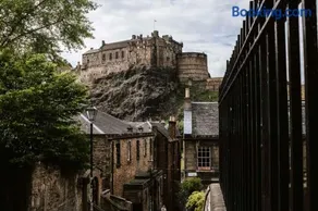 Spacious boutique two-bedroom apartment next to the castle - Image 4